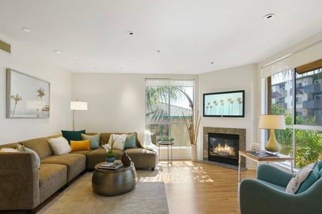 Building Photo - Rare Opportunity to Rent Spacious & Bright WLA Condo