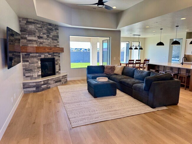 Building Photo - Beautiful Modern 5 Bedroom Furnished Home!!