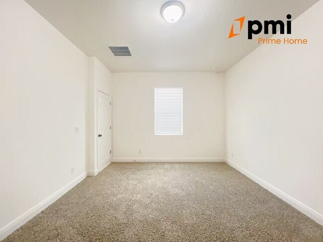 Building Photo - "Stunning 4-Bed Home with 2.5 Baths & Spac...