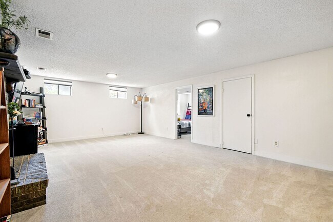 Building Photo - Fabulous 4 BR 3 bath home with fenced back...