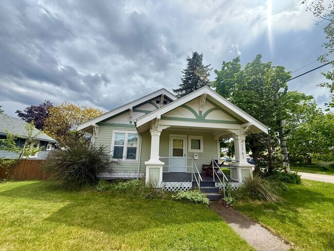 Building Photo - Stunning 3 Bed / 2 Bath Home on 10th Street!