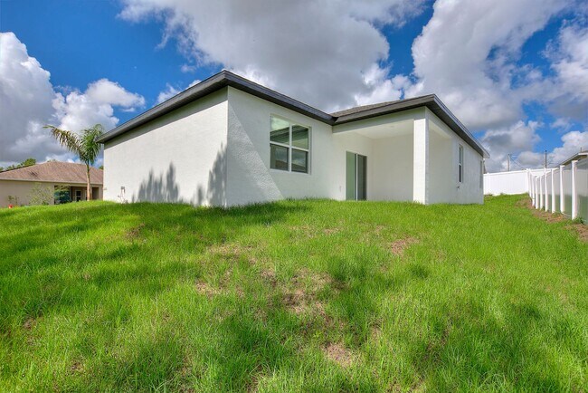 Building Photo - 360 Hibiscus Dr