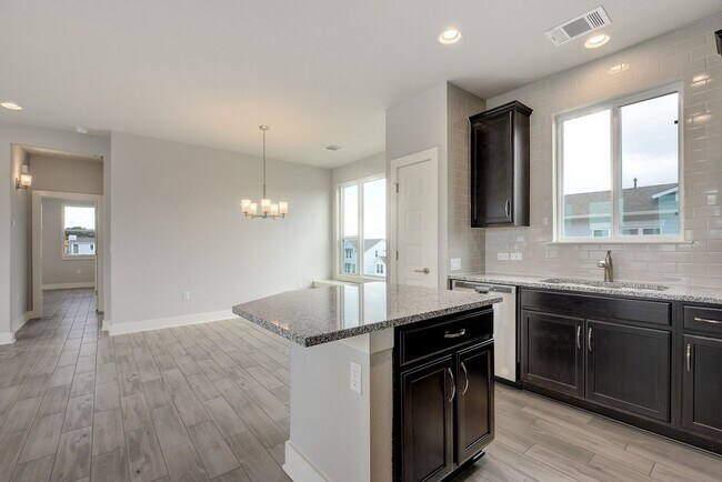 Building Photo - Gorgeous Edgewick Condo - Available Now!