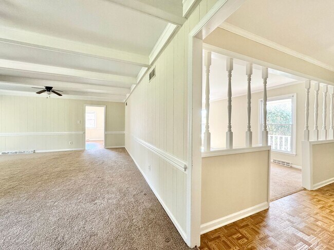 Building Photo - Spacious 3 Bedroom Home Convenient to New Garden