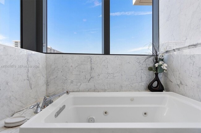 Building Photo - 17475 Collins Ave