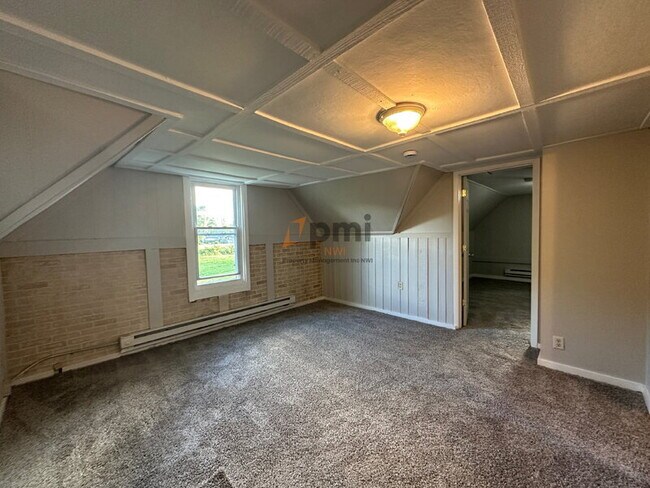 Building Photo - 2122 Elston St