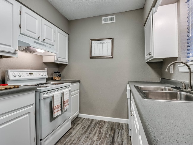 Building Photo - Heights on Forty 4