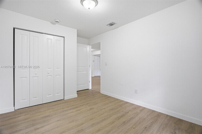 Building Photo - 465 NE 165th St