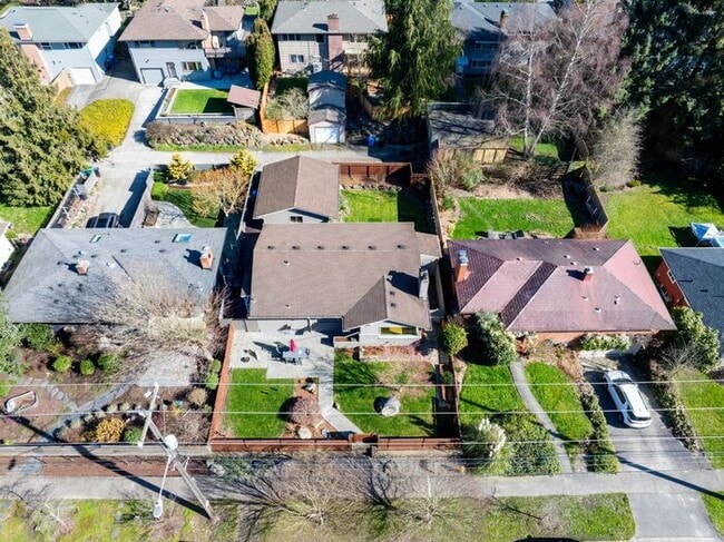 Building Photo - Elegant and Spacious Air-Conditioned Lincoln Park Rambler
