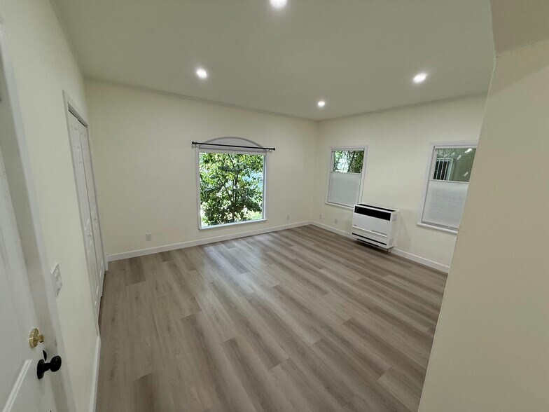 Building Photo - 208 N La Peer Dr