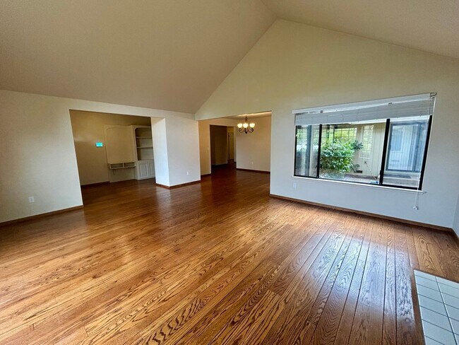 Building Photo - 8280 Oakmont Dr
