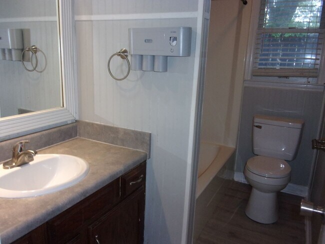 Building Photo - 2 Bedroom 1 Bath Ground Floor Condo