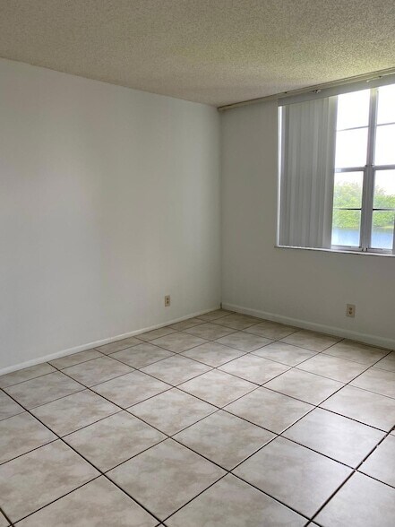 Building Photo - 9440 Poinciana Pl