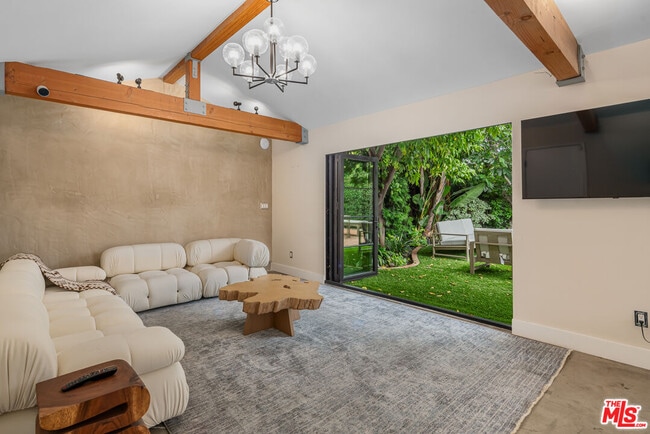 Building Photo - 381 Huntley Dr