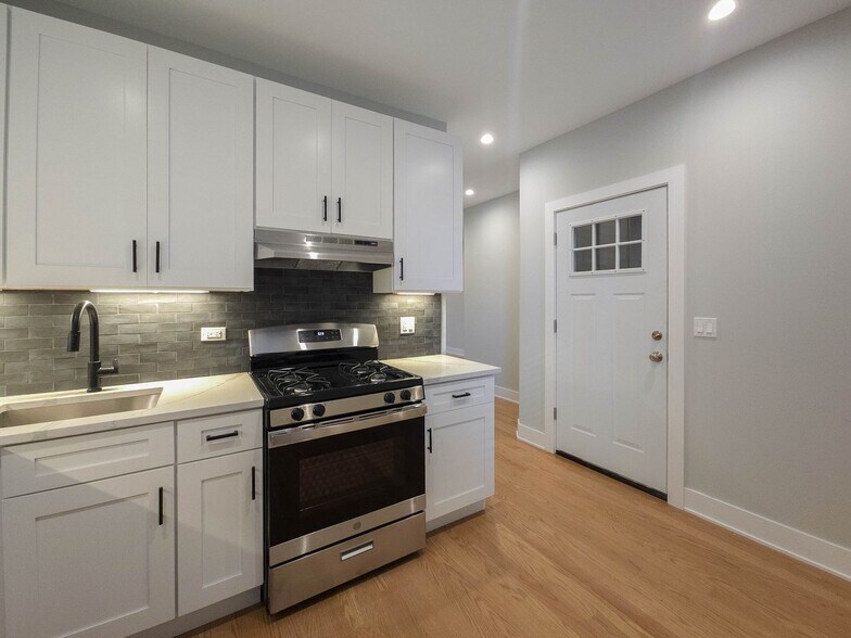 Building Photo - 4840 N Wolcott Ave