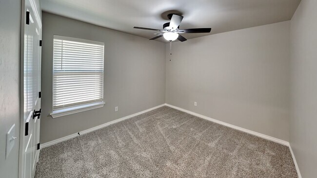 Building Photo - Luxury 4 Bedroom 3 Bathroom Home in Lone O...