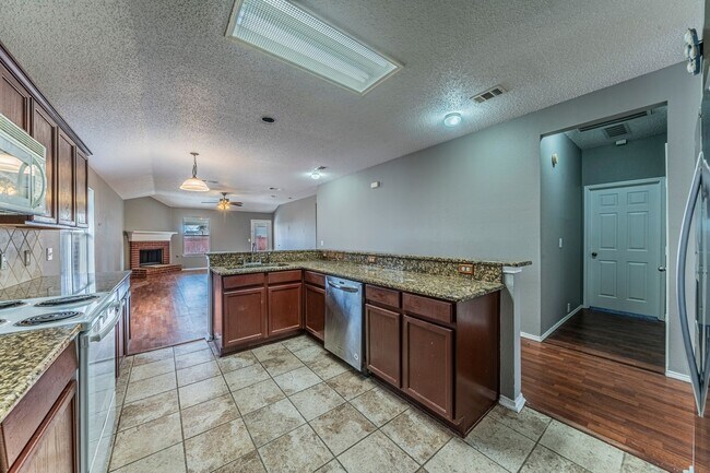 Building Photo - Move-In Ready 4BR/2BA Home in Crowley, TX