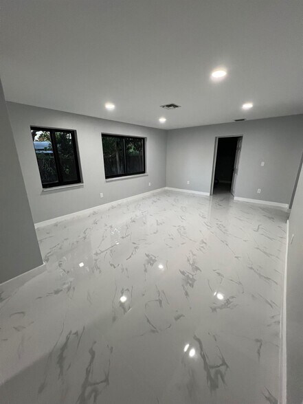Building Photo - 285 NE 43rd St