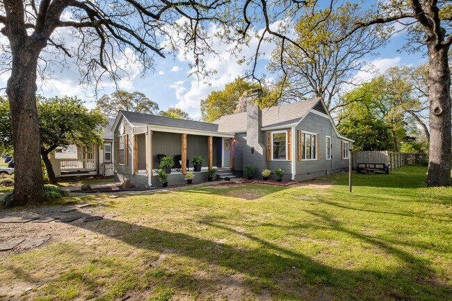 Building Photo - Updated 3-Bedroom Home with Fully Equipped Kitchen & Washer/Dryer in Great Neighborhood!