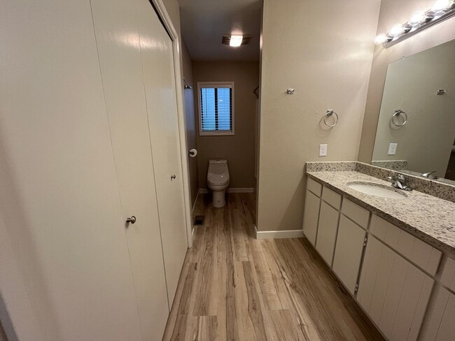 Building Photo - Spacious lower unit in refurbished duplex