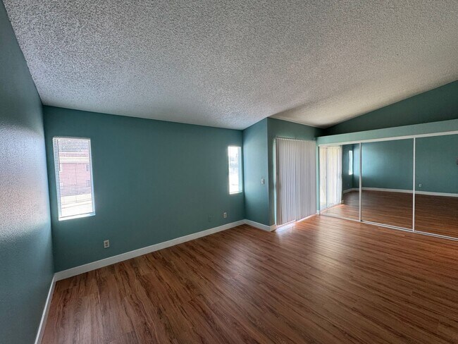 Building Photo - Move in Ready - Spacious 3 bed 2 bath Upda...
