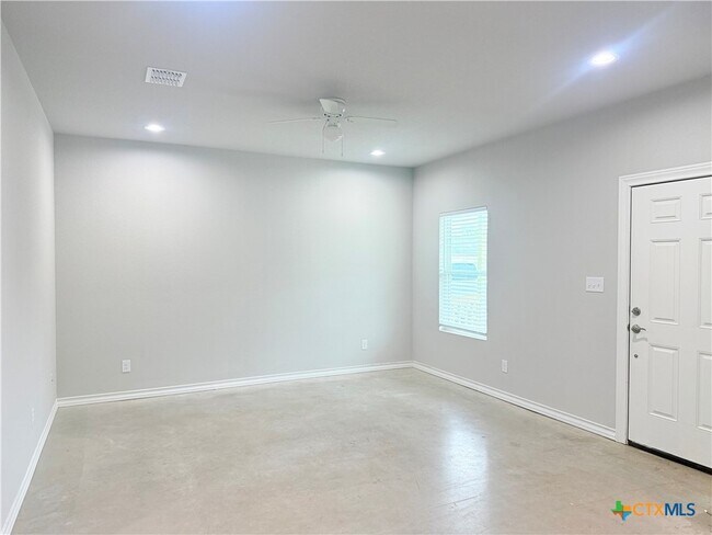 Building Photo - 611 E Martindale St