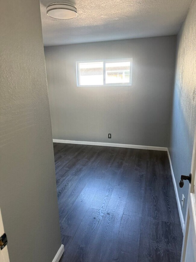 Building Photo - 1/2 off 1st Months Rent!!!!