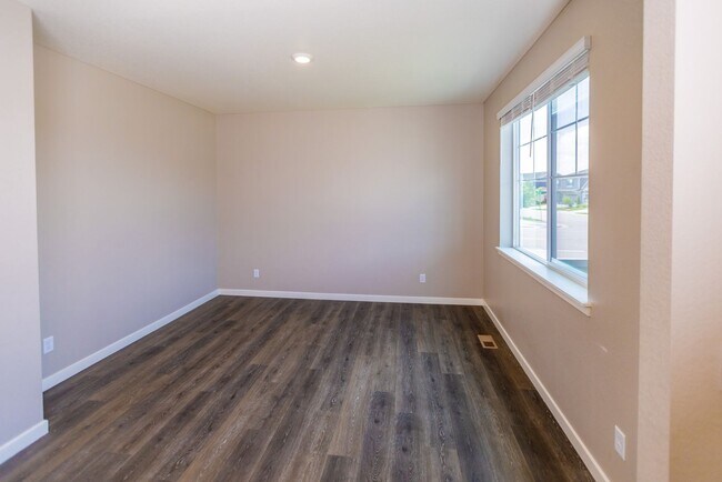Building Photo - Stunning 4BR House in Berthoud