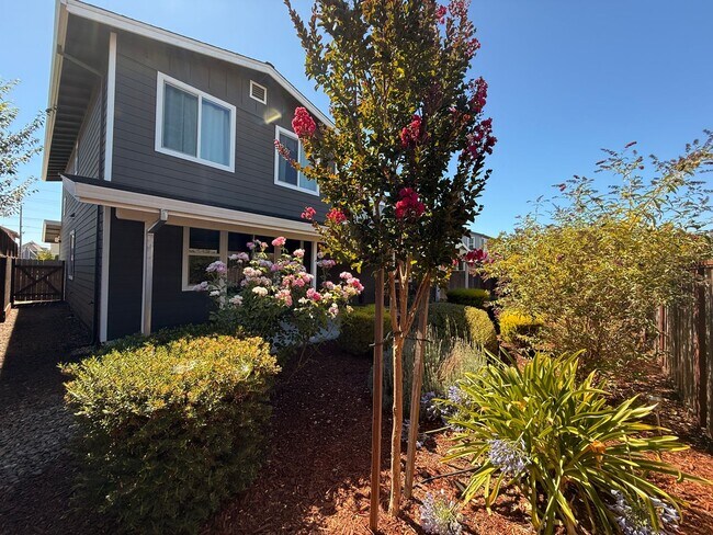 Building Photo - NEW PHOTOS! Two-level home located in Coff...