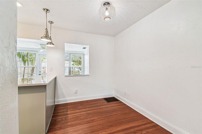 Building Photo - 275 Mateo Way NE