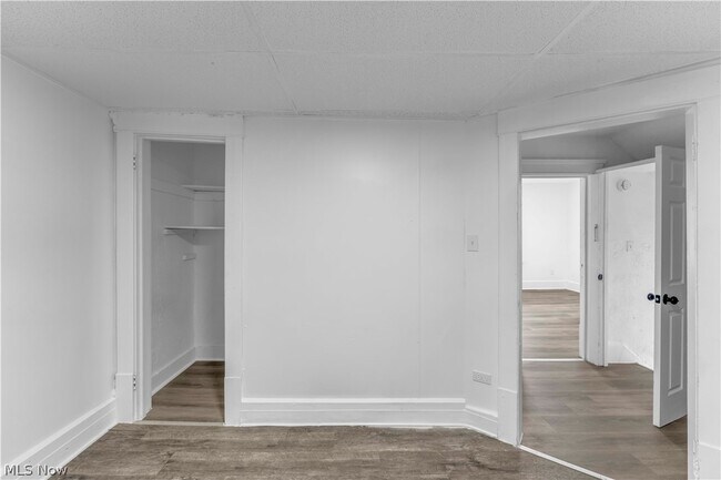 Building Photo - 712 Roselle Ave