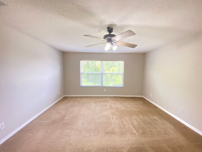 Building Photo - Spacious 4/3 Single Family Home!!