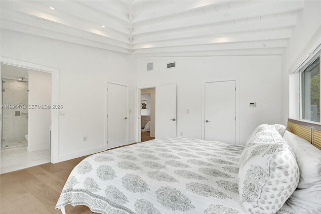 Building Photo - 12478 N Bayshore Dr