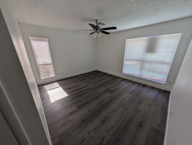 Building Photo - Sharp 3 Bedroom Home w/Pool in Glendale