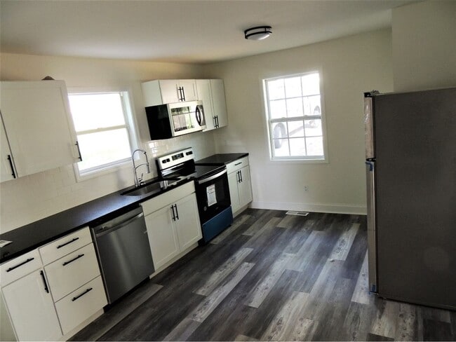 Building Photo - Newly Renovated 3 Bedroom 2 Bathroom House...
