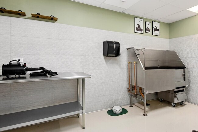 Building Photo - 121 W Chestnut St