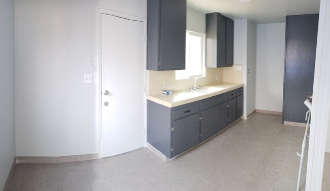 Building Photo - 704 Lilac St