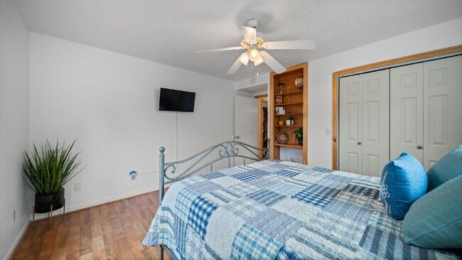 Building Photo - Private acre property, the charm you have been looking for. This is a place to call home!