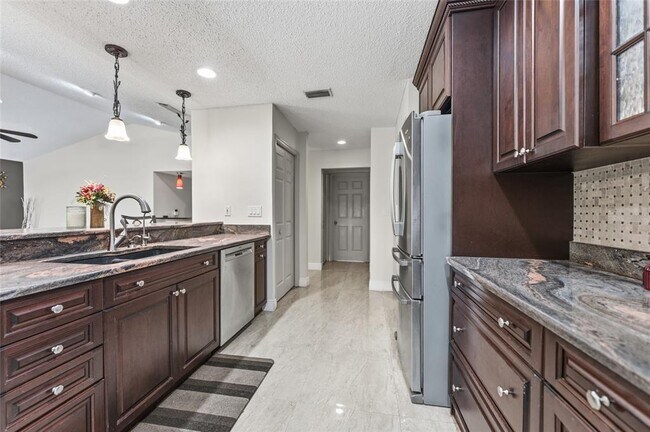 Building Photo - 6513 Thoroughbred Loop