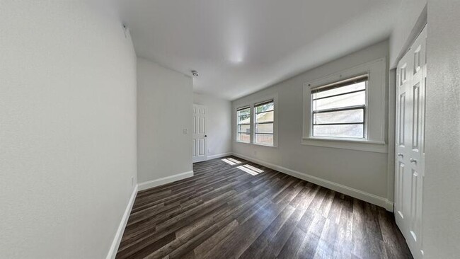Building Photo - 725 14th Ave S