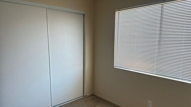 Building Photo - BEAUTIFUL 2 BEDS 1 1/2  BATHROOM APARTMENT