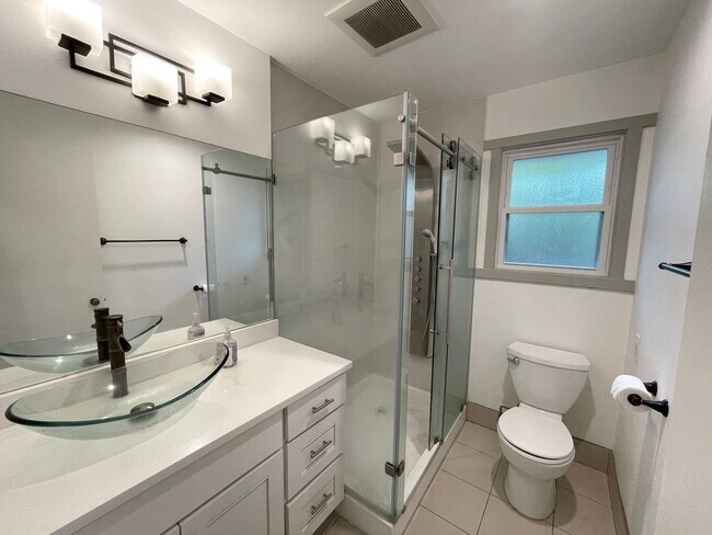Building Photo - Lovely Lake Oswego Home with Attached Gara...