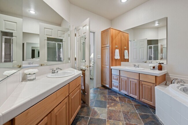 Building Photo - Gated Community in Broken Top