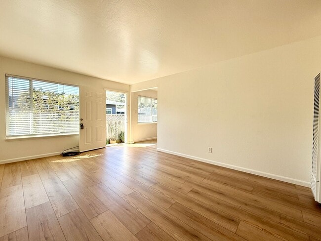 Building Photo - Refreshed 2 Bed/1-Bath Duplex Near Beach & Trails in Fairway Park