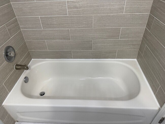 Building Photo - Updated 3 bedroom 1.5 bathroom house in Springfield!