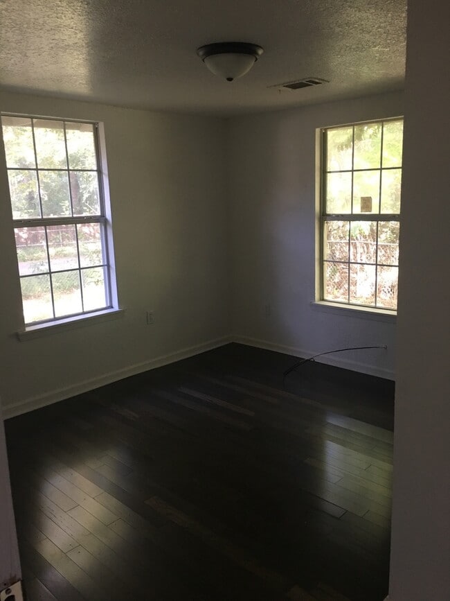 Building Photo - 902 N 27th St