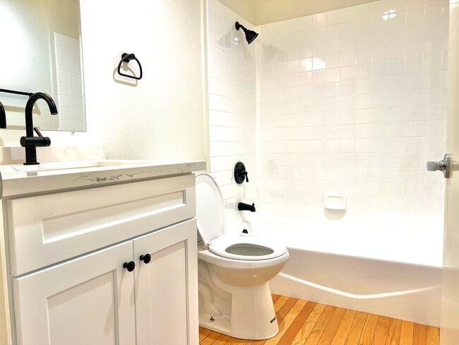 Building Photo - Updated 2-Bedroom 3 Bathroom Pasadena Town...