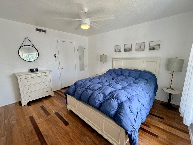 Queen Bed - 21320 Brinson Ave