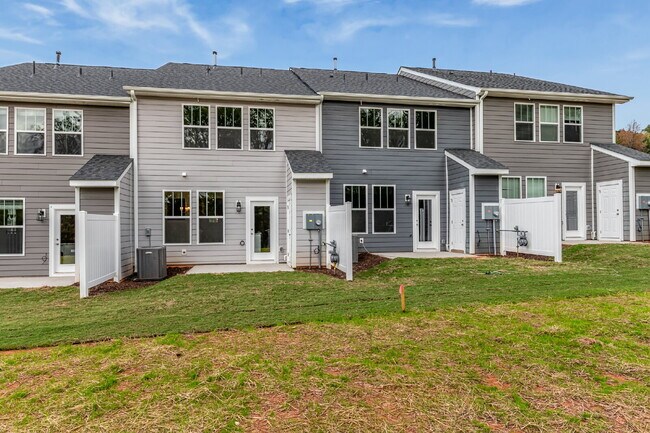 Building Photo - Elegant 3 Bedroom 2.5 Bathroom Townhome Near Downtown Greenville $1,850/mo rent