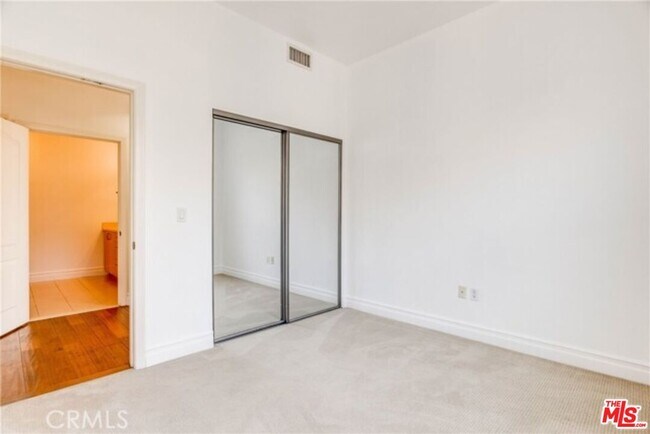 Building Photo - 917 S New Hampshire Ave